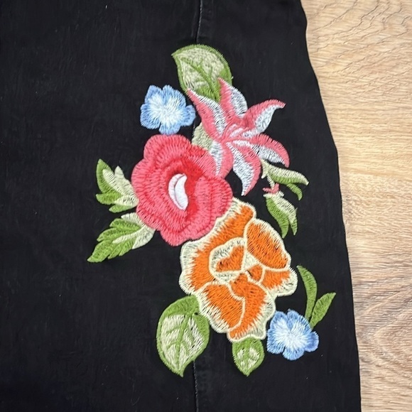 Beautiful Embroidered Floral Black Mini Skirt Faux Button size Small - Picture 2 of 5